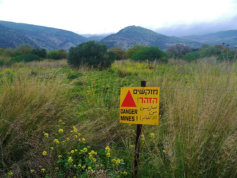 File:Banyas Minenfelder auf den Golanhöhen 2.JPG