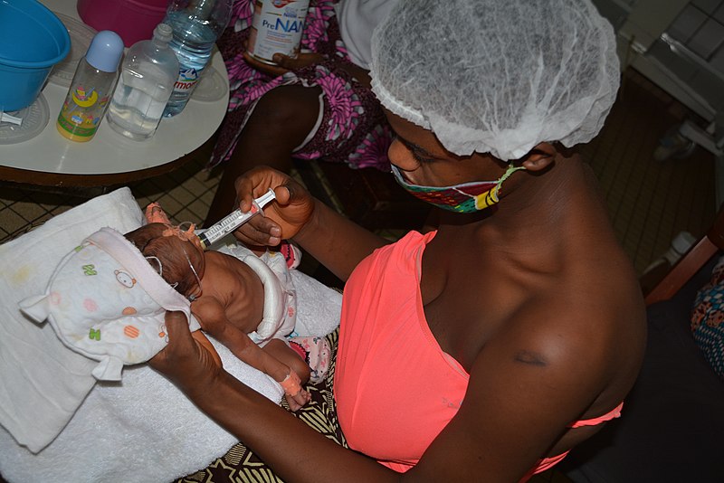 File:Mother feeding her baby Hôpital Cameroun.jpg